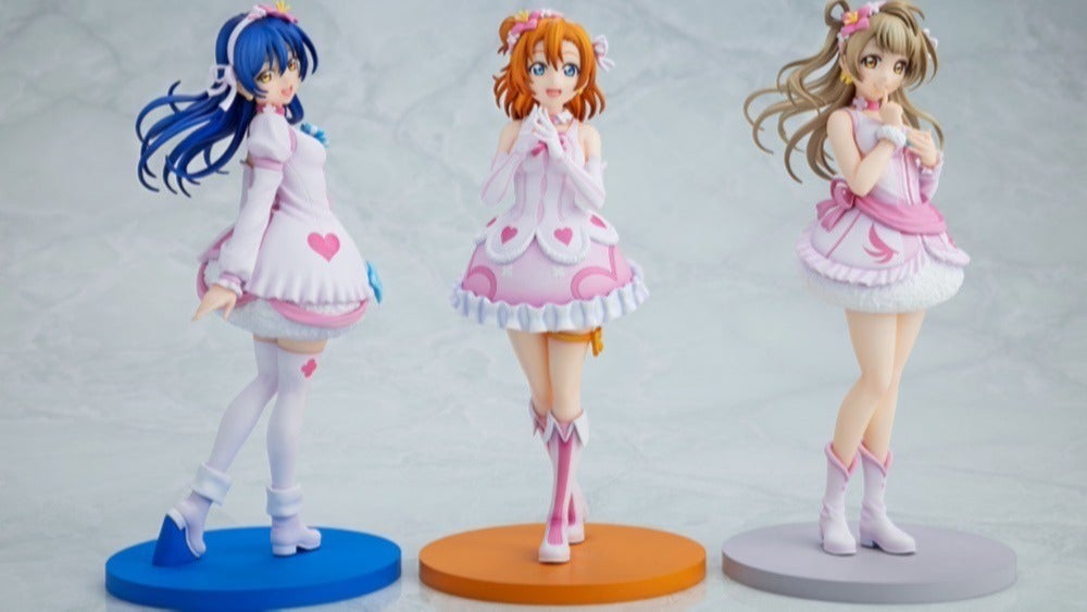 ラブライブ！』より、『僕たちはひとつの光』衣装の高坂穂乃果、南