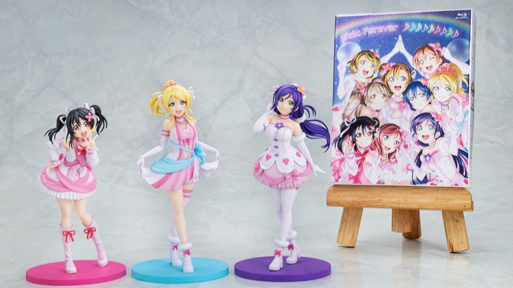 ラブライブ！』より、『僕たちはひとつの光』衣装の絢瀬絵里、東條 希